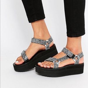 Teva crackle flatform/platform sandals!